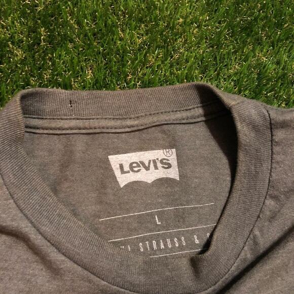 Levi’s Red Hawk Graphic Tee - A Classic with a Bold Edge - Picture 4 of 4